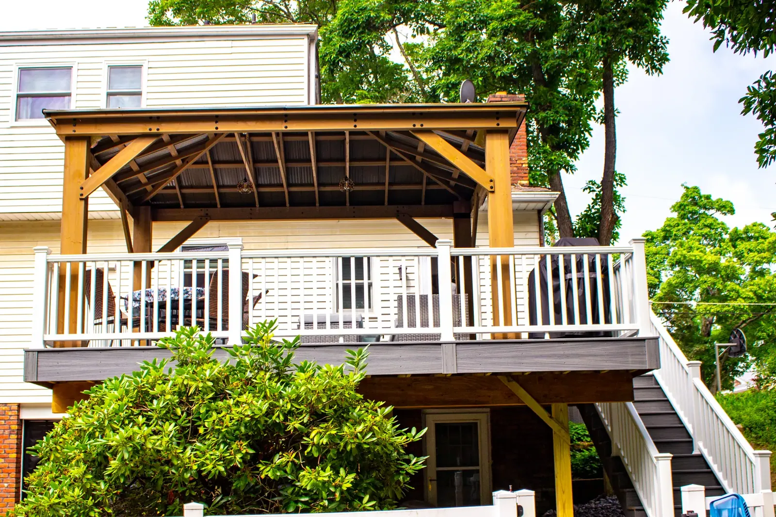 Cedar pavilion over composite deck built by Oasis Custom Decks